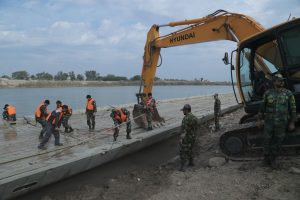 نصب پل شناور بر روی رودخانه کارون اهواز