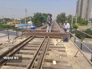 آغاز تعویض تراورس‌های معیوب پل تاریخی سیاه راه آهن جنوب 