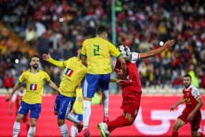 صنعت‌نفت آبادان – سپاهان اصفهان، تقابل طلایی پوشان مدعی و قعرنشین