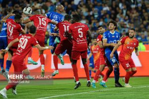 دیدار تیم های فوتبال استقلال تهران و فولاد خوزستان