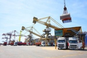 رشد هشت درصدی تخلیه و بارگیری کالا‌های اساسی در بندر امام خمینی