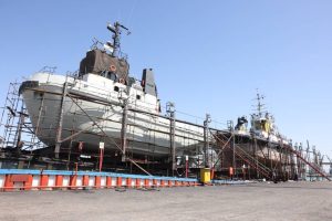 تعمیرات زیرآبی همزمان دو فروند شناور در بندر امام خمینی