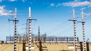 تعویض هادی‌های خروجی شبکه برق تغذیه کننده بخش‌هایی از جنوب شرق شهرستان اهواز