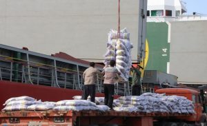 پهلوگیری کشتی حامل بیش از ۲۷ هزار تن برنج در بندر امام خمینی