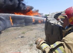 مهار آتش ناشی از زباله و لاستیک در ساحلی غربی اهواز