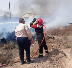 خاموش شدن آتش در انبار تراورس‌های چوبی راه آهن در اهواز