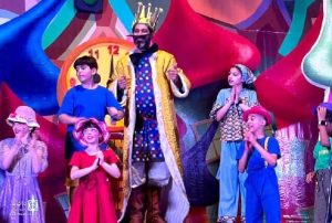 اجرای نمایش موزیکال بچه‌های قهرمان در لی‌لی‌پوت در تالار آفتاب اهواز