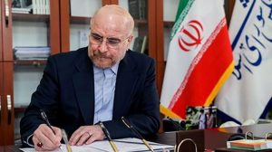 رئیس مجلس درگذشت مادر حاج صادق آهنگران را تسلیت گفت