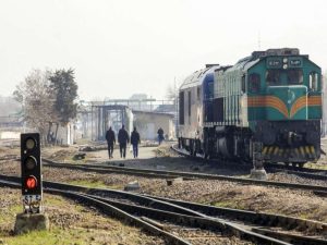 استمرار فعالیت قطار‌های باری و مسافربری راه آهن جنوب