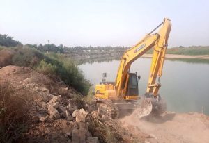 اجرای عملیات حفاری ساحل رودخانه کارون در مقطع روستای‌ام الحجار شادگان