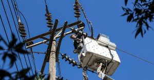 تعویض بیش از ۲۰۰۰ زنجیره مقره در اهواز برای پایداری شبکه برق