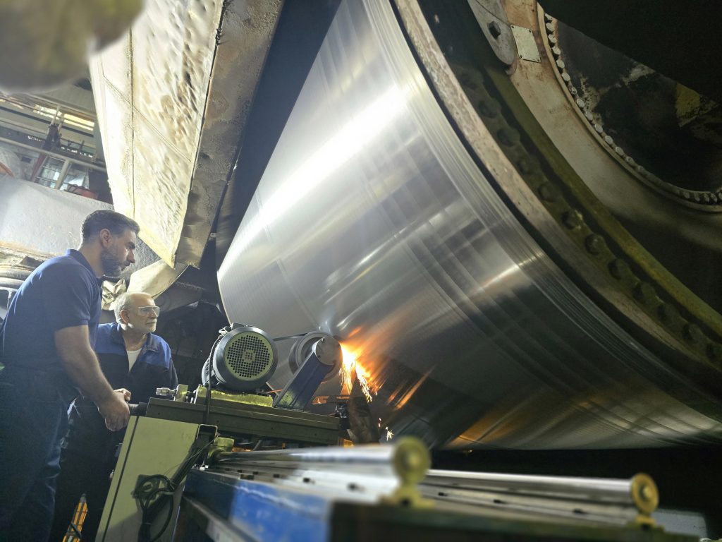 تلاش جهادی حریری ها ؛ عملیات سنگ زنی سیلندر یانکی ماشین کاغذ شرکت حریر خوزستان به دهمین روز رسید تلاش جهادی حریری ها ؛ عملیات سنگ زنی سیلندر یانکی ماشین کاغذ شرکت حریر خوزستان به دهمین روز رسید