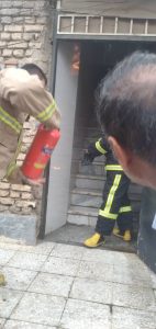 نجات جان زن محبوس در میان شعله‌های دود و آتش توسط آتش نشانان شوش